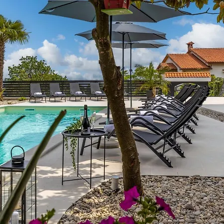 Adriatic, Chiara With Sea View And Heated Swimming Pool, Free Private Parking, Icici